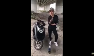 Chơi ngông: Khoe nhà có điều kiện, cô gái đổ xăng đốt xe