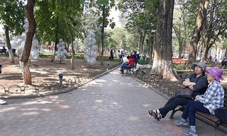 Lớp gạch trên vỉa hè hồ Gươm vẫn còn khá tốt