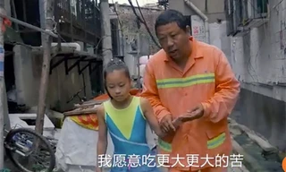 Ông bố ăn mỳ 7 năm để nuôi ước mơ con. Ảnh: SCMP.