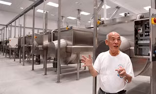 Nhìn gần nhà máy tương ớt lừng danh ở Mỹ của đại gia Việt