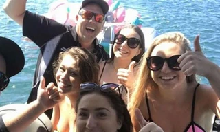 Alex King cứu 4 thiếu nữ mặc bikini bị trôi dạt trên biển. Ảnh: Daily Star.