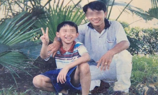 Anh Nguyễn Hữu Dần (bên phải) chụp ảnh cùng cháu. 