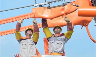 Các đơn vị thành viên EVN SPC triển khai sửa chữa điện nóng nhằm đảm bảo cung cấp điện liên tục, an toàn trong dịp lễ Quốc khánh 2/9