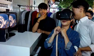 Ngoài bộ máy tính, trò giải trí không thể thiếu chiếc kính thực tế ảo. Chiếc kính được nối với máy tính bằng một sợ dây truyền tín hiệu dài khoảng 3 mét.