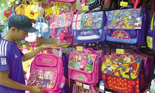 Bố mẹ nên chọn những cặp sách phù hợp giúp trẻ đảm bảo sức khỏe. Ảnh: P.T