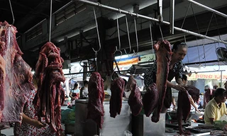 Thịt bò được bày bán tại chợ Phạm Văn Hai, TP HCM 