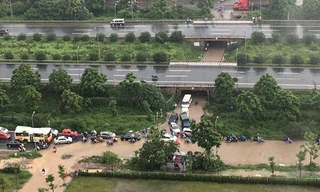 Hàng nghìn người “lội sông” trên đại lộ Thăng Long sau mưa