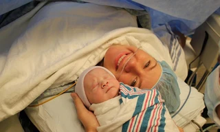 Mẹ đừng quá buồn khi giây phút bé chào đời không được các bác sĩ nhiệt tình tung hô. (ảnh minh họa