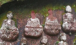 Những bức tượng Phật trong khu di tích bị trộm mất đầu