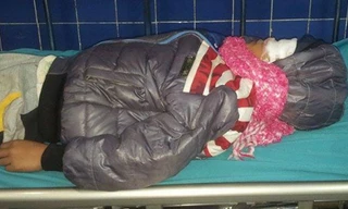 Cháu bé đang được điều trị ở bệnh viện. Ảnh: Long Nhật.