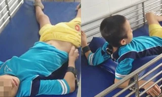 Một bé trai bị cột tứ chi trong cũi. Ảnh: VĂN NGỌC 