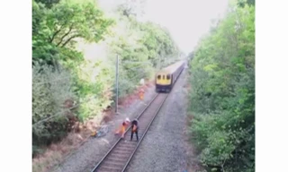 Nhân viên đường sắt liều mình cứu người khi tàu lao tới