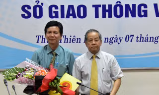 Chủ tịch UBND tỉnh Thừa Thiên Huế Phan Ngọc Thọ trao quyết định và chúc mừng đồng chí Nguyễn Văn Thành