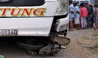 Xe khách cuốn hai xe máy vào gầm, hai người tử vong. Ảnh: Trường Hà.