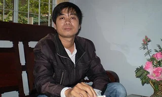 Anh Phú với tờ vé số trúng giải khuyến khích nhưng không được trả thưởng. 