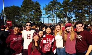 Minh Khuê cùng bạn bè ở Harvard. Ảnh: FBNV.