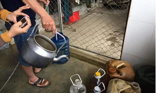 Nước múc lên từ giếng nước chứa đầy dầu hỏa