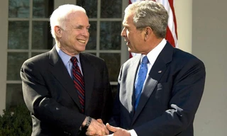 Ứng viên tổng thống đảng Cộng hòa John McCain (trái) bắt tay Tổng thống George W. Bush tại Vườn Hồng, Nhà Trắng tháng 3/2008. Ảnh: AFP.