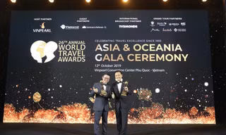 Đại diện Fraser Suites Hanoi lên nhận giải thưởng World Travel Awards 2019