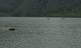 Công việc tìm kiếm nạn nhân đang được tiến hành trên đập Am. 