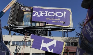 Một biển quảng cáo của Yahoo tại San Francisco đang bị gỡ bỏ. Ảnh: Chronicle