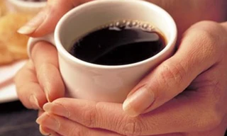 Tránh những thực phẩm có cafein để giúp cơ thể thoát khỏi tình trạng chân tay lạnh (Ảnh minh họa)