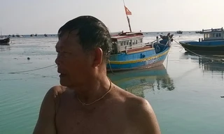 Ông Nguyễn Phùng, người chứng kiến hai máy bay Su - 22 lao xuống biển đã được đưa lên tàu kiểm ngư ra biển hỗ trợ công tác tìm kiếm hai phi công đang mất tích