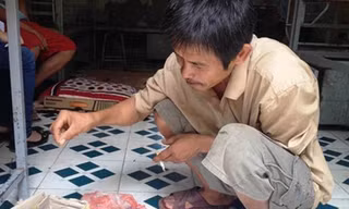 Anh Hoàng Văn Tuyên và những chú chim sáo anh định bán lấy tiền lộ phí.