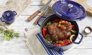 Nồi gang tráng men Staub sang trọng khi đặt trên bàn ăn