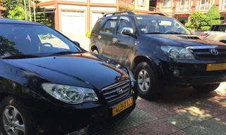 Xe biển số 74LB màu vàng tại Khu KT-TM đặc biệt Lao Bảo. Ảnh: H.T