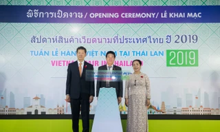 Đại sứ Nguyễn Hải Bằng, PGĐ Sở Công thương TP. Hồ Chí Minh Nguyễn Huỳnh Trang và đại diện tập đoàn BJC Big C khai mạc “Tuần lễ hàng Việt Nam tại Thái Lan 2019”