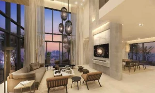 Kiến trúc sư Trần Đức Trọng chọn mẫu sofa màu trầm, chất liệu vải nỉ cho căn phòng màu sáng.