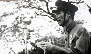 Bí thư Thành ủy, Chủ tịch Ủy ban Quân chính Thành phố Hải Phòng - Đỗ Mười đọc thư của Chủ tịch Hồ Chí Minh gửi đồng bào Hải Phòng trong buổi lễ Quân đội nhân dân Việt Nam vào tiếp quản thành phố ngày 14/5/1955. Ảnh tư liệu.