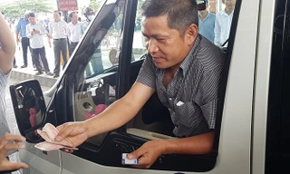 Tài xế dung tiền lẻ mua vé qua trạm