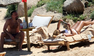 'Đau mắt' vì vợ chồng Ribery diễn cảnh nóng trên bãi biển