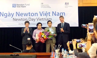 Đại sứ Vương quốc Anh tại Việt Nam,Giles Lever (bìa phải) và Thứ trưởng Bộ Khoa học & Công nghệ Trần Quốc Khánh trao Giải Newton Prize 2017 cho TS. Dương Quang Trung (thứ 2 từ phải sang) và TS. Võ Nguyên Sơn – ĐH Duy Tân (thứ 2 từ trái sang)