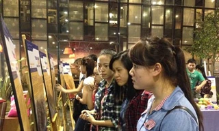 Nhiều người trẻ đồng cảm khi đến xem triển lãm và biết về câu chuyện của các chị.