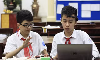 Anh Khôi (trái) và Công Huy cùng nghiên cứu và chế tạo cánh tay robot điều khiển bằng suy nghĩ. Ảnh: Dương Tâm