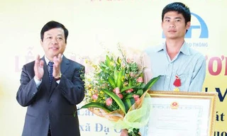 Chủ tịch UBND tỉnh Lâm Đồng trao Huân chương Dũng cảm cho anh Phan Văn Bắc. 