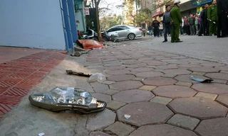 Sốc với khoảnh khắc xe Camry tông 3 người chết ở Long Biên