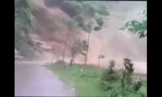 Lũ ống cuồn cuộn như thác đổ tràn xuống đường