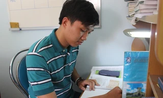 Góc học tập gọn gàng trên căn gác xép nhỏ của Đào Ngọc Minh Huy. Ảnh: Giang Thanh