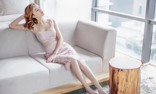 Ninh Dương Lan Ngọc diện váy ren xẻ ngực siêu gợi cảm