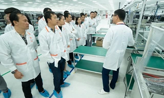 Các nhà phân phối nghe đại diện Vsmart giới thiệu về hoạt động tại nhà máy