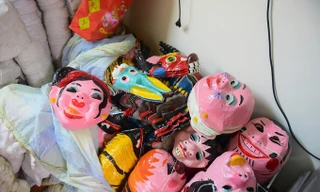 Gia đình 40 năm giữ nghề mặt nạ giấy bồi ở phố cổ Hà Nội