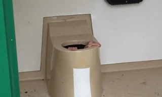 Người thanh niên Na Uy chui vào nhưng không thể chui ra khỏi bồn cầu. Ảnh: VG