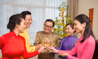 Tránh những chủ đề nhạy cảm liên quan tới tài chính và kết hôn của người trẻ là cách để cả gia đình ăn Tết vui vẻ, đầm ấm.
