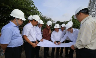 1.	Ông Đặng Phan Tường - Chủ tịch HĐTV EVNNPT kiểm tra tiến độ thi công 2 vị trí cột 05, 06 vượt sông Hậu của đường dây 500 kV Sông Hậu - Đức Hòa