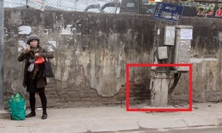 Cột điện gãy, nghiêng ngả... khiến dân Hà Nội khiếp vía