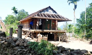 Căn nhà của ông Ny, chồng bà Na, trống hoác sau khi bị Hút cùng đồng bọn giết vợ, chiếm đoạt gia súc và tháo dỡ toàn bộ chuồng trại. Ảnh: Trí Tín.